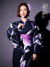 [浴衣 選べる帯] 粋 濃紺×しっとり菖蒲の花 ゆかた3点セット (浴衣+平帯or作り帯+下駄) (石原彩香着用)