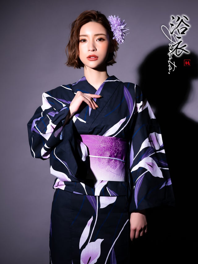 [浴衣 選べる帯] 粋 濃紺×しっとり菖蒲の花 ゆかた3点セット (浴衣+平帯or作り帯) (石原彩香着用)