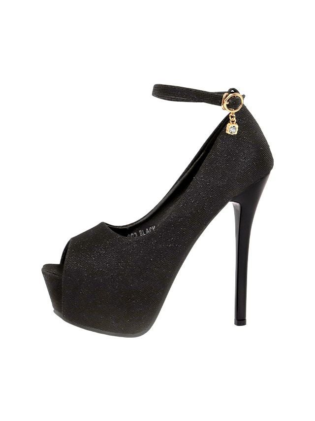 シンプルなワンカラーにチャーム好きストラップがさりげないアクセントになったオープントゥハイヒールパンプス