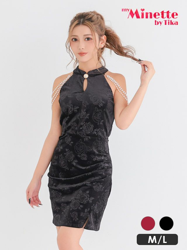 ハイネックの首元のパールボタンにさりげなく空いた胸元がセクシーなパールチェーン付きタイトミニドレス